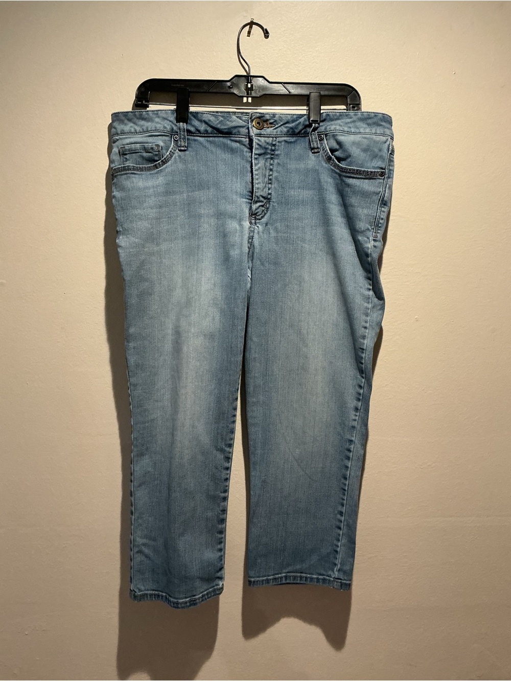 St. John's Bay Women's Medium Wash Straight Leg Denim Capris Size 12 Stretch
